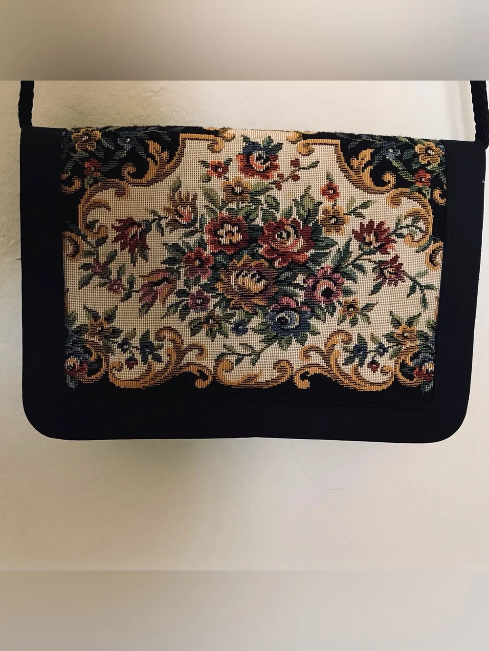 Vintage floral tapestry rectangular purse.